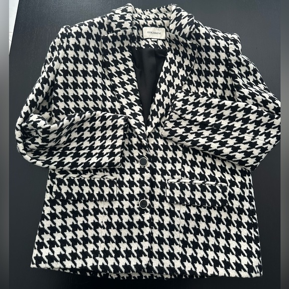 REVOLVE HOUNDSTOOTH SQ SHOULDER PADDED BLACK AND WHITE BLAZER - Picture 4 of 8